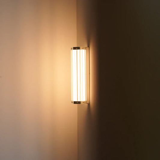 High-intensity wall lamp: An artistic poem of minimalist light and shadow.